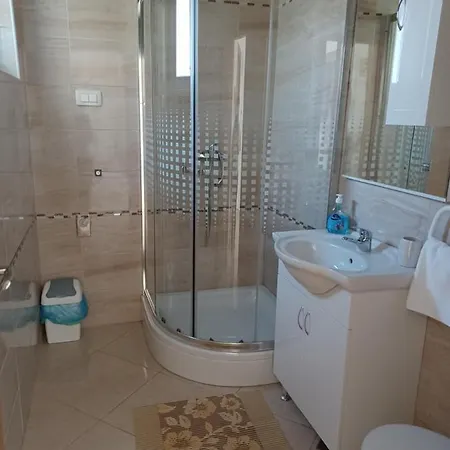 Suncev Sjaj 아파트 르티나